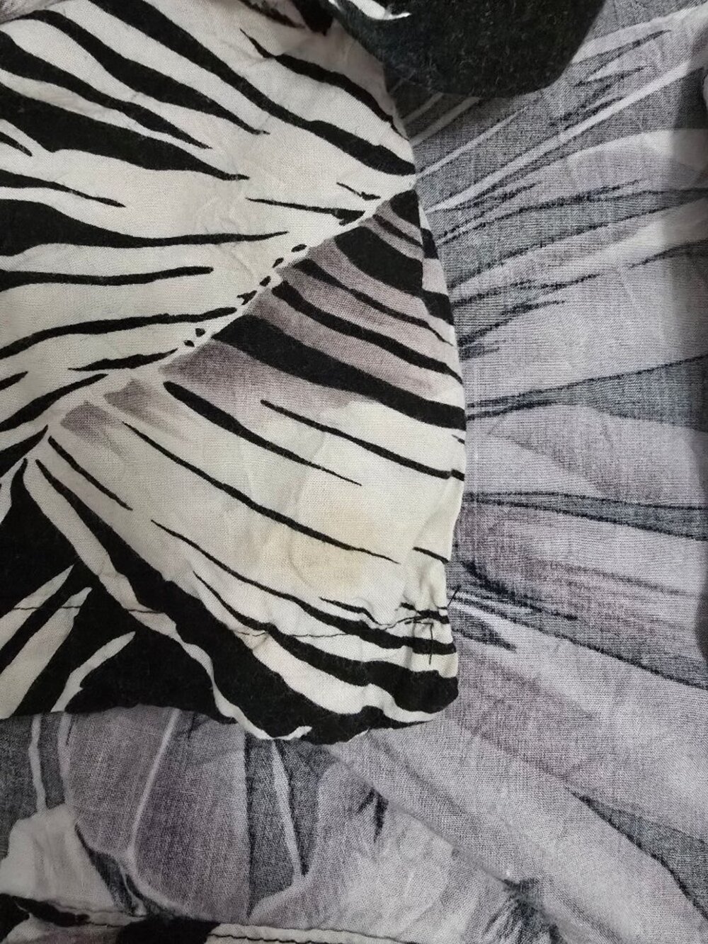 Tori Richard Mens Hawaiian Shirt Black  Gray Floral Tropical Short Sleeve M READ - Picture 7 of 7